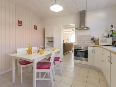 Cuisine ou kitchenette dans l'établissement Gîte familial avec parc, jeux pour enfants et vélos, proche du Lac de Grand Lieu - FR-1-306-1040