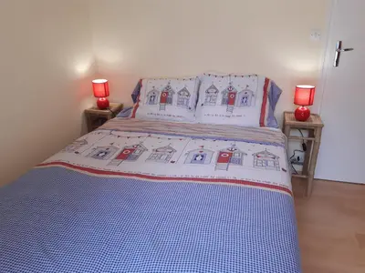 Un ou plusieurs lits dans un hébergement de l'établissement Gîte spacieux avec jardin clos et accès mer à 100m, proche commerces - Saint-Brévin-les-Pins - FR-1-306-1049