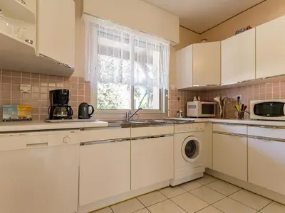 Cuisine ou kitchenette dans l'établissement Gîte spacieux avec jardin clos et accès mer à 100m, proche commerces - Saint-Brévin-les-Pins - FR-1-306-1049