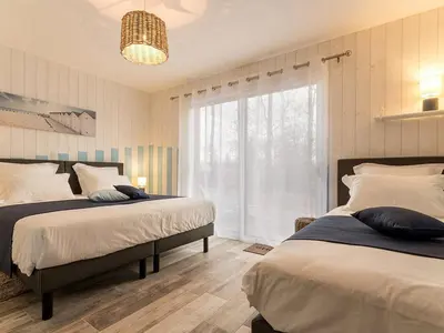 Un ou plusieurs lits dans un hébergement de l'établissement Grande maison en bois avec parc, terrasse, jeux et équipements modernes entre Nantes et Pornic - FR-1-306-1051