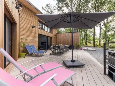 Terrasse ou espace extérieur de l'établissement Grande maison en bois avec parc, terrasse, jeux et équipements modernes entre Nantes et Pornic - FR-1-306-1051