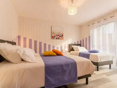 Un ou plusieurs lits dans un hébergement de l'établissement Grande maison en bois avec parc, terrasse, jeux et équipements modernes entre Nantes et Pornic - FR-1-306-1051