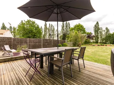 Jardin de l'établissement Gîte paisible avec grand jardin près du lac, ping-pong, vélo, climatisation, proche de Nantes et plages - FR-1-306-1056