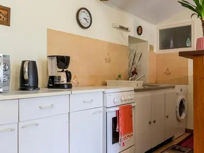Cuisine ou kitchenette dans l'établissement Gîte rénové à Corcoué-sur-Logne avec étang privé et équipements bébé - FR-1-306-1066