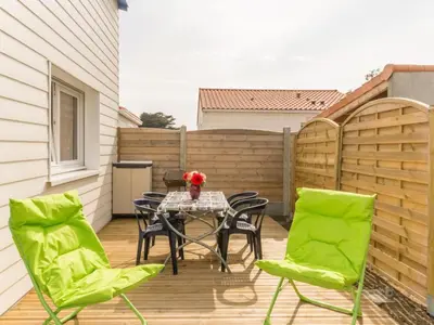 Balcon ou terrasse dans l'établissement Maison mitoyenne cosy à 200m de la mer avec terrasse, wifi et équipements bébé - FR-1-306-1062