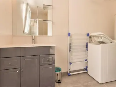 Plan de l'établissement Maison mitoyenne cosy à 200m de la mer avec terrasse, wifi et équipements bébé - FR-1-306-1062