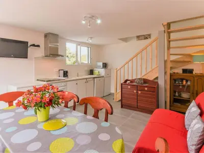 Cuisine ou kitchenette dans l'établissement Maison mitoyenne cosy à 200m de la mer avec terrasse, wifi et équipements bébé - FR-1-306-1062