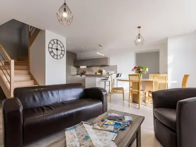 Coin salon dans l'établissement Gîte calme proche mer à Pornic, jardin clos, accessible PMR, visite ferme, wifi, équipement bébé - FR-1-306-1067