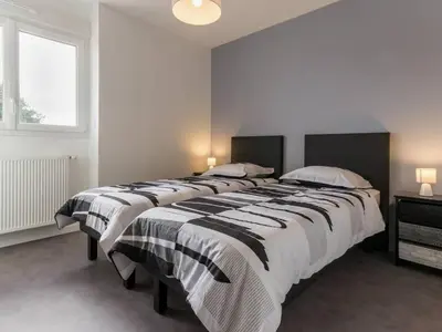 Un ou plusieurs lits dans un hébergement de l'établissement Gîte calme proche mer à Pornic, jardin clos, accessible PMR, visite ferme, wifi, équipement bébé - FR-1-306-1067