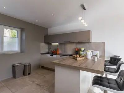 Cuisine ou kitchenette dans l'établissement Gîte calme proche mer à Pornic, jardin clos, accessible PMR, visite ferme, wifi, équipement bébé - FR-1-306-1067