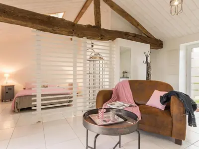 Coin salon dans l'établissement Gîte paisible à la campagne près de Pornic, jardin commun, wifi, idéal pour détente et loisirs - FR-1-306-1069