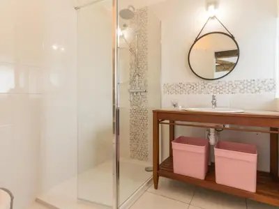 Salle de bains dans l'établissement Gîte paisible à la campagne près de Pornic, jardin commun, wifi, idéal pour détente et loisirs - FR-1-306-1069