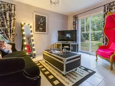 Télévision ou salle de divertissement dans l'établissement Maison Neuve en Bord de Mer avec Jardin Boisé, Wifi, et Équipements Complets - FR-1-306-1096