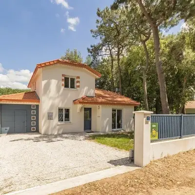 Maison Neuve en Bord de Mer avec Jardin Boisé
