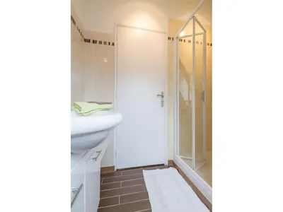 Salle de bains dans l'établissement Gîte familial au cœur de la Vallée du Don avec jardin clos, activités et équipements complets - FR-1-306-1107