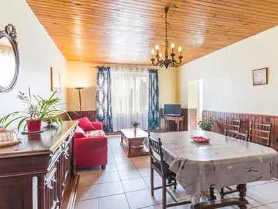 Coin salon dans l'établissement Gîte à la campagne avec jardin clos, terrasse, wifi et vélos - entre Ancenis et Châteaubriant - FR-1-306-1111