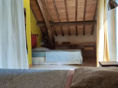 Un ou plusieurs lits dans un hébergement de l'établissement Gîte paisible en parc arboré, 3 ch., prox. Nantes/Rennes, équipements bébé, activités plein air - FR-1-306-1115