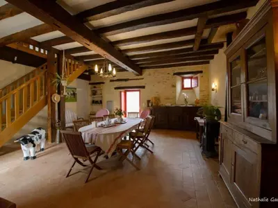Coin salon dans l'établissement Maison de Campagne Spacieuse avec Piscine Privée et Jardin Clos - FR-1-306-1114