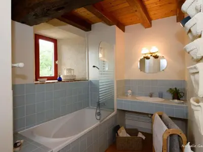 Salle de bains dans l'établissement Maison de Campagne Spacieuse avec Piscine Privée et Jardin Clos - FR-1-306-1114