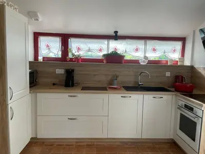 Cuisine ou kitchenette dans l'établissement Maison de Campagne Spacieuse avec Piscine Privée et Jardin Clos - FR-1-306-1114