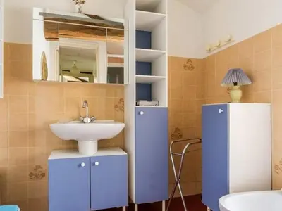 Salle de bains dans l'établissement Gîte Rénové avec Étang, Proche Nantes, Wi-Fi, Équipements Bébé - FR-1-306-1118