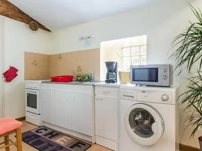 Cuisine ou kitchenette dans l'établissement Gîte Rénové avec Étang, Proche Nantes, Wi-Fi, Équipements Bébé - FR-1-306-1118