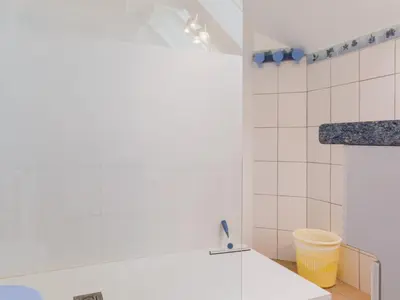 Salle de bains dans l'établissement Gîte calme entre plage et nature, 3 chambres, jardin clos, proche Guérande/La Baule - FR-1-306-1125