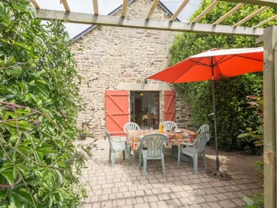 Jardin de l'établissement Gîte calme avec jardin clos, équipements complets et activités sur place à Callac - FR-1-306-1130