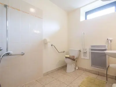 Salle de bains dans l'établissement Gîte calme avec jardin clos, équipements complets et activités sur place à Callac - FR-1-306-1130