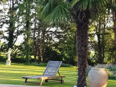Jardin de l'établissement Havre de paix avec piscine chauffée, jardin arboré et activités pour tous - FR-1-306-1142