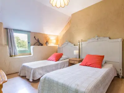 Un ou plusieurs lits dans un hébergement de l'établissement Gîte calme avec jardin clos, 3 chambres, équipements bébé, proche de Nantes et sites naturels - FR-1-306-1141