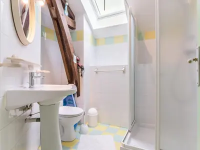Salle de bains dans l'établissement Gîte calme avec jardin clos, 3 chambres, équipements bébé, proche de Nantes et sites naturels - FR-1-306-1141