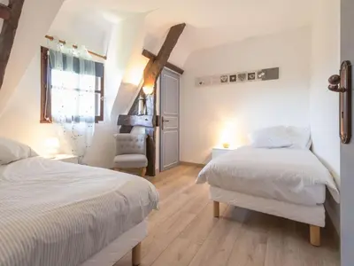Un ou plusieurs lits dans un hébergement de l'établissement Chaumière Typique en Brière avec Cheminée, WiFi, et Terrasse - Idéal Familles - FR-1-306-1131