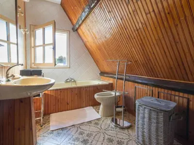 Salle de bains dans l'établissement Chaumière Typique en Brière avec Cheminée, WiFi, et Terrasse - Idéal Familles - FR-1-306-1131