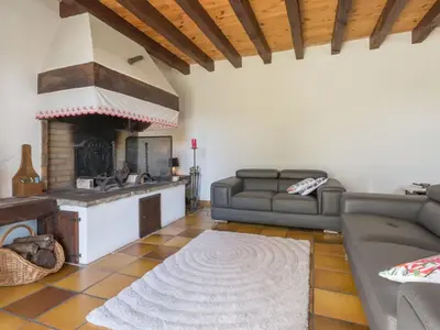 Coin salon dans l'établissement Chaumière Typique en Brière avec Cheminée, WiFi, et Terrasse - Idéal Familles - FR-1-306-1131