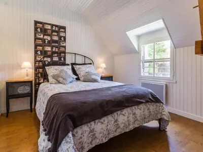 Un ou plusieurs lits dans un hébergement de l'établissement Gîte rénové avec jardin privé, proche de la Baule et Guérande, idéal pour 4 personnes. - FR-1-306-1163