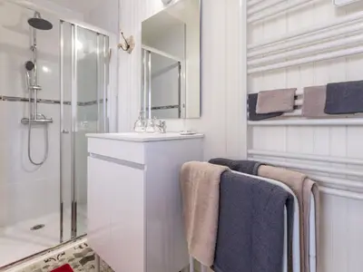 Salle de bains dans l'établissement Gîte rénové avec jardin privé, proche de la Baule et Guérande, idéal pour 4 personnes. - FR-1-306-1163