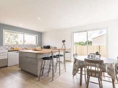 Cuisine ou kitchenette dans l'établissement Gîte moderne avec confort, près de la mer, jardin clos, garage, WiFi, et équipements bébé - FR-1-306-1173