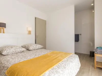 Un ou plusieurs lits dans un hébergement de l'établissement Gîte moderne avec confort, près de la mer, jardin clos, garage, WiFi, et équipements bébé - FR-1-306-1173