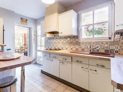 Cuisine ou kitchenette dans l'établissement Maison de pêcheurs avec terrasse en bord de Loire, wifi, vélos et équipé bébé - FR-1-306-1177