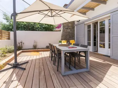 Balcon ou terrasse dans l'établissement Gîte cosy bord de mer avec spa à 5 min de la plage et commerces, 2 terrasses, idéal famille et bébé - FR-1-306-1192