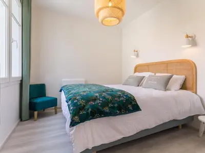 Un ou plusieurs lits dans un hébergement de l'établissement Gîte cosy bord de mer avec spa à 5 min de la plage et commerces, 2 terrasses, idéal famille et bébé - FR-1-306-1192