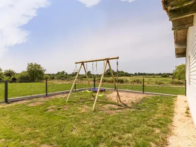 Aire de jeux pour enfants de l'établissement Charmante maison rénovée, au calme avec jardin, à 20 km de la mer et 35 km de Nantes - FR-1-306-1190