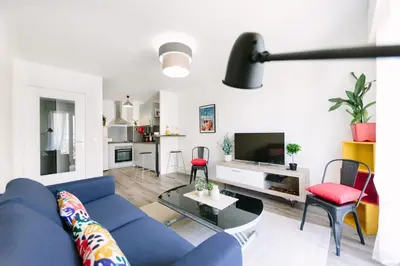 Télévision ou salle de divertissement dans l'établissement L'Idéal - Cité des Congrès