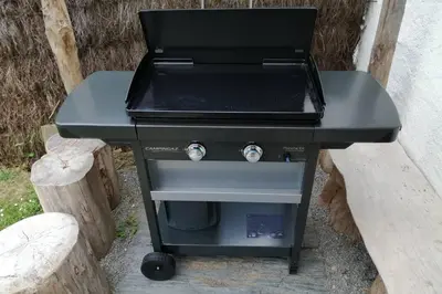 Barbecue disponible mis à disposition des clients de la maison de vacances