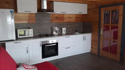 Cuisine ou kitchenette dans l'établissement Chalet Les P'tites Maisons dans la Prairie