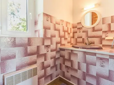 Salle de bains dans l'établissement Maison calme 3 chambres proche plage avec jardin clos et parking à Saint-Brevin-les-Pins - FR-1-306-1065