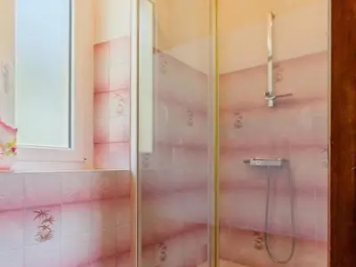 Salle de bains dans l'établissement Maison calme 3 chambres proche plage avec jardin clos et parking à Saint-Brevin-les-Pins - FR-1-306-1065