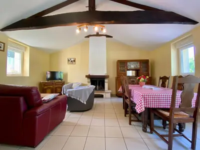 Coin salon dans l'établissement Gîte rural confortable avec jardin clos, proche de Pornic, idéal pour familles, jeux et animaux bienvenus - FR-1-306-1042