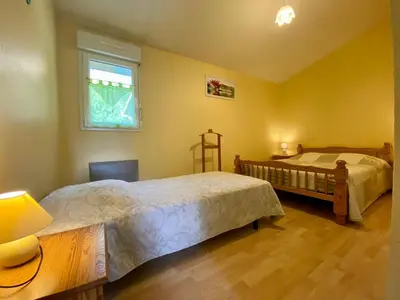 Un ou plusieurs lits dans un hébergement de l'établissement Gîte rural confortable avec jardin clos, proche de Pornic, idéal pour familles, jeux et animaux bienvenus - FR-1-306-1042